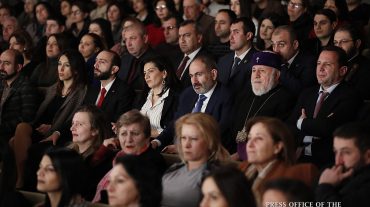 Վարչապետը տիկնոջ հետ ներկա է գտնվել «Հարսանիք թիկունքում» ներկայացմանը