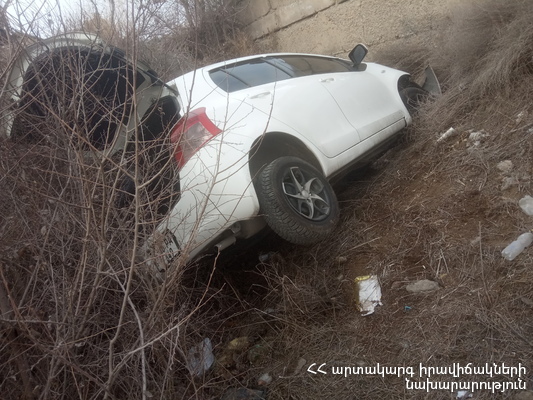 Ոստան գյուղի վերջնամասում «Toyota»-ն ընկել է ջրատարը