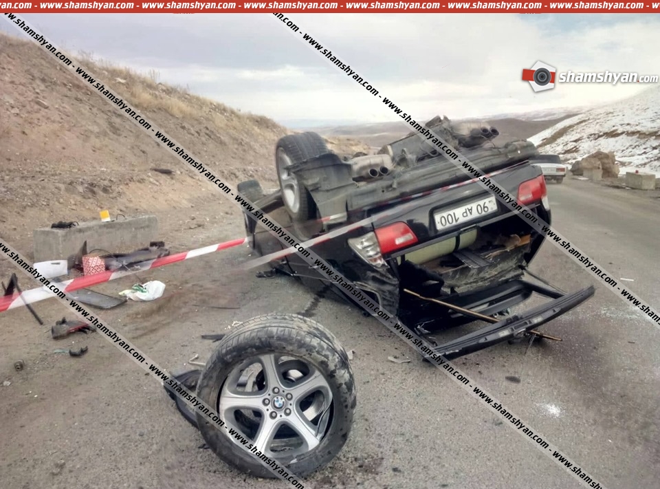Շիրակի մարզում BMW X5-ը բախվել է բետոնե արգելապատնեշներին և գլխիվայր շրջվել. կան վիրավորներ