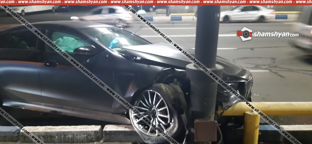 Երևանում սրճարաններից մեկի տնօրենը Mercedes-ով բախվել է երկաթբետոնե արգելապատնեշին. վիրավորների մեջ ժամկետային զինծառայող կա