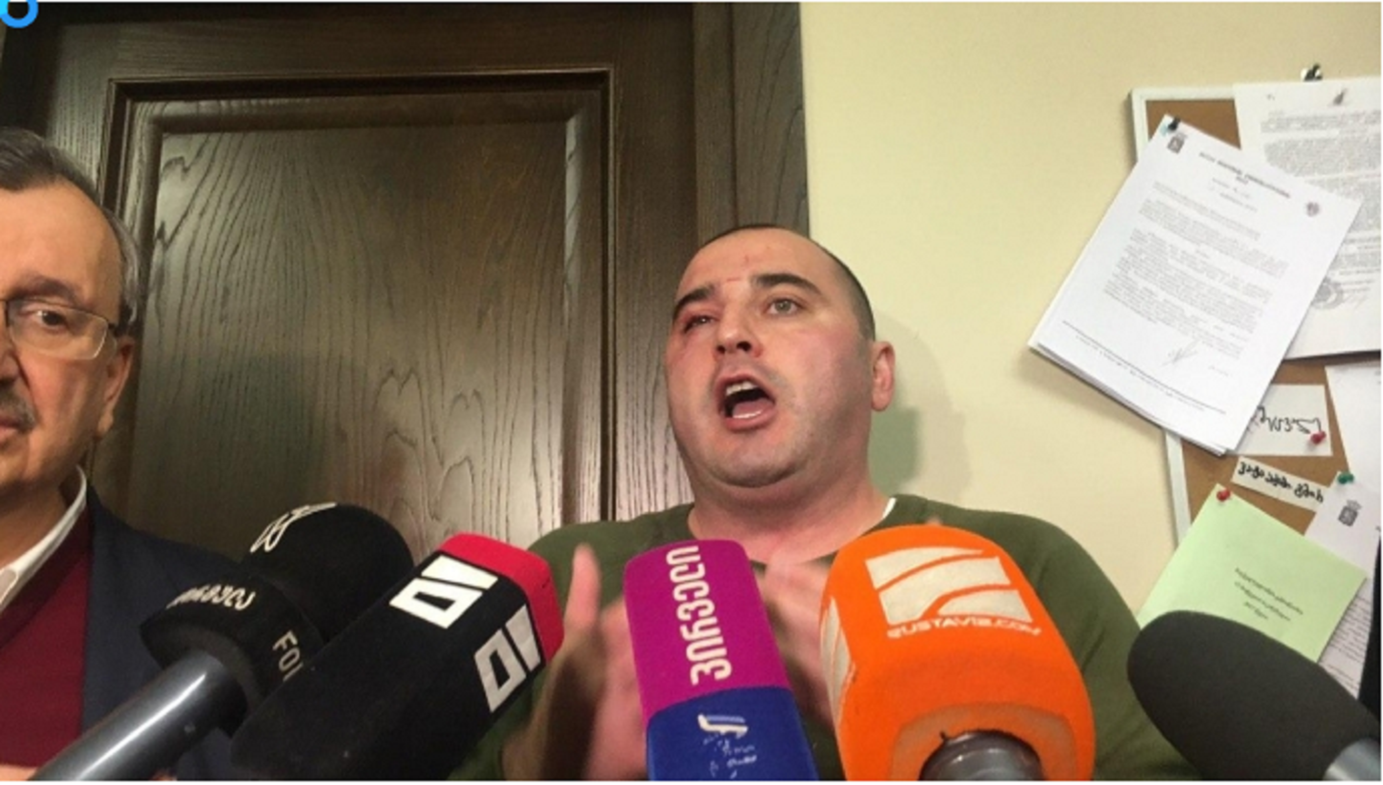 Քաշքշուկ Թբիլիսիի քաղաքապետարանում. ծեծի է ենթարկվել ընդդիմադիր անդամը