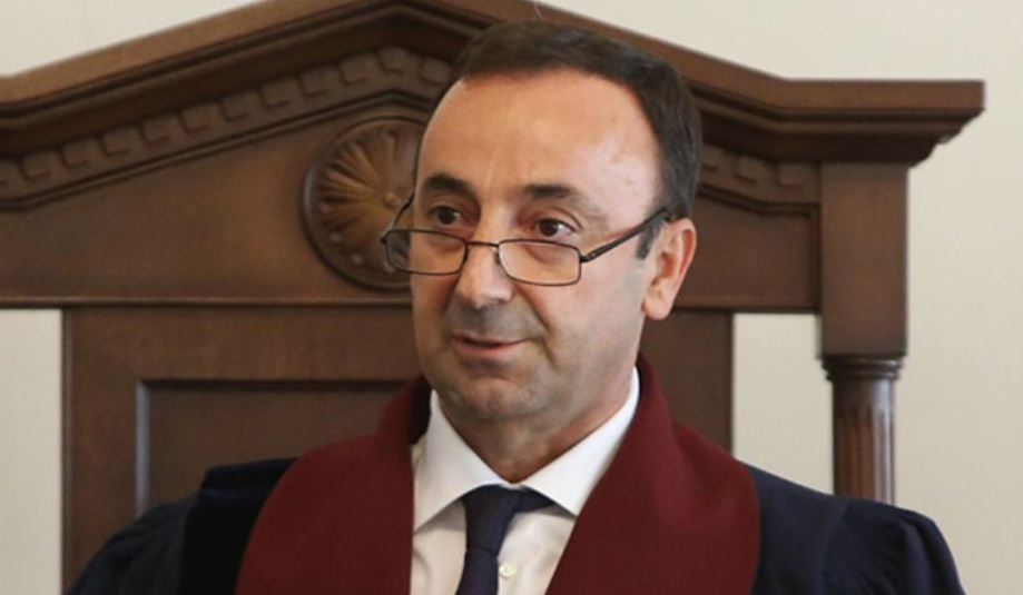 ՍԴ գործող նախագահը պաշտոնանկ է արվում, իսկ ՍԴ 3 անդամներ ուղարկվում են թոշակի