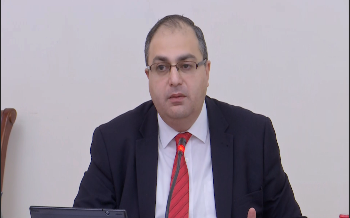 Պետաիրավական հարցերի մշտական հանձնաժողովի նիստը սկսվեց կես ժամ ուշացումով