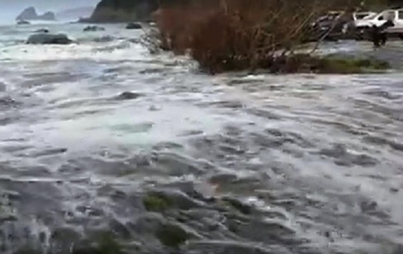 Հզոր ալիքը քշել-տարել է զբոսաշրջիկներին