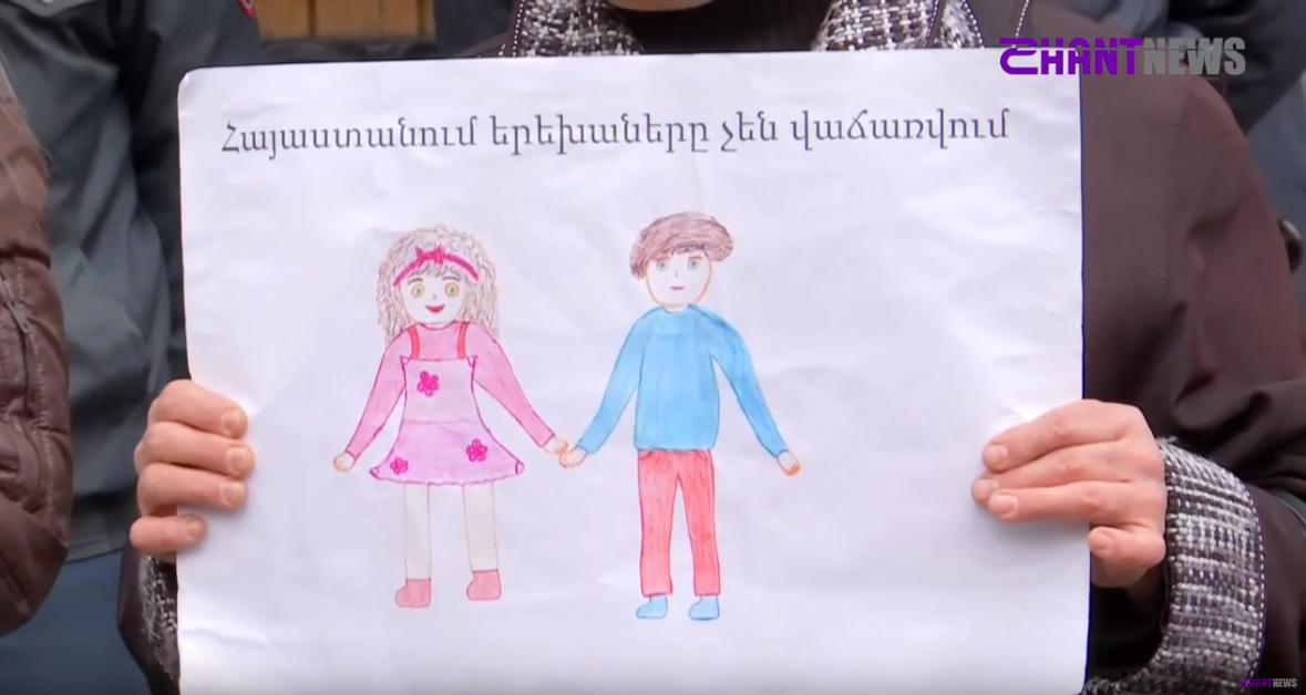 Կասկած ունեցել եմ, իմ երեխան հաստատ առողջ է, կա. տուժած մայրերը բողոքի ակցիա են անցկացնում դատախազության դիմաց