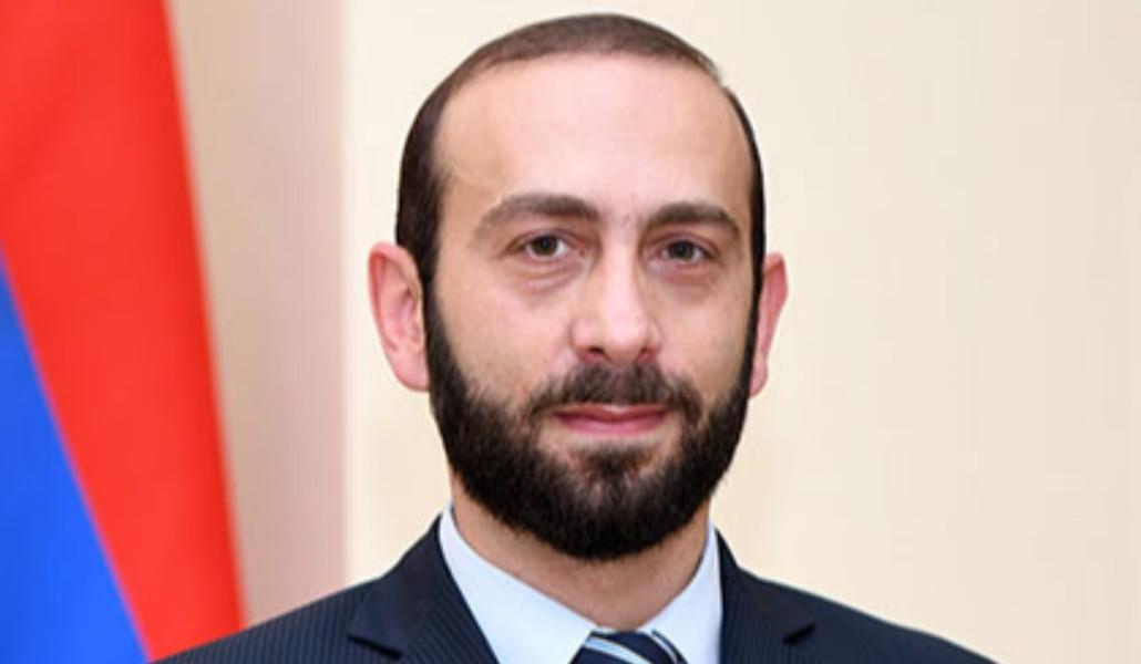 Արարատ Միրզոյանն ընտանիքի հետ ամանորյա լուսանկար է հրապարակել