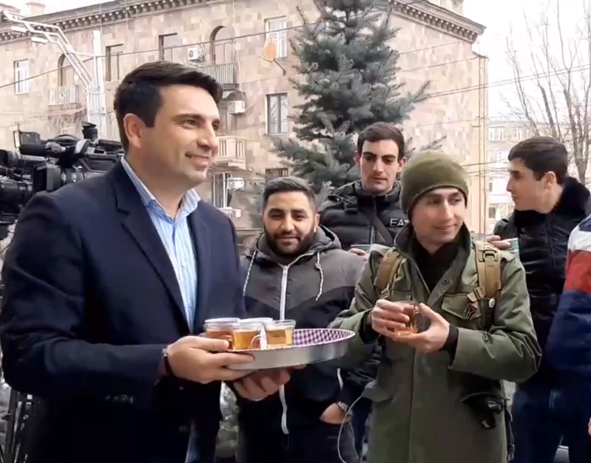 Ալեն Սիմոնյանը սուրճ և թեյ հյուրասիրեց լրագրողներին ու ոստիկաններին
