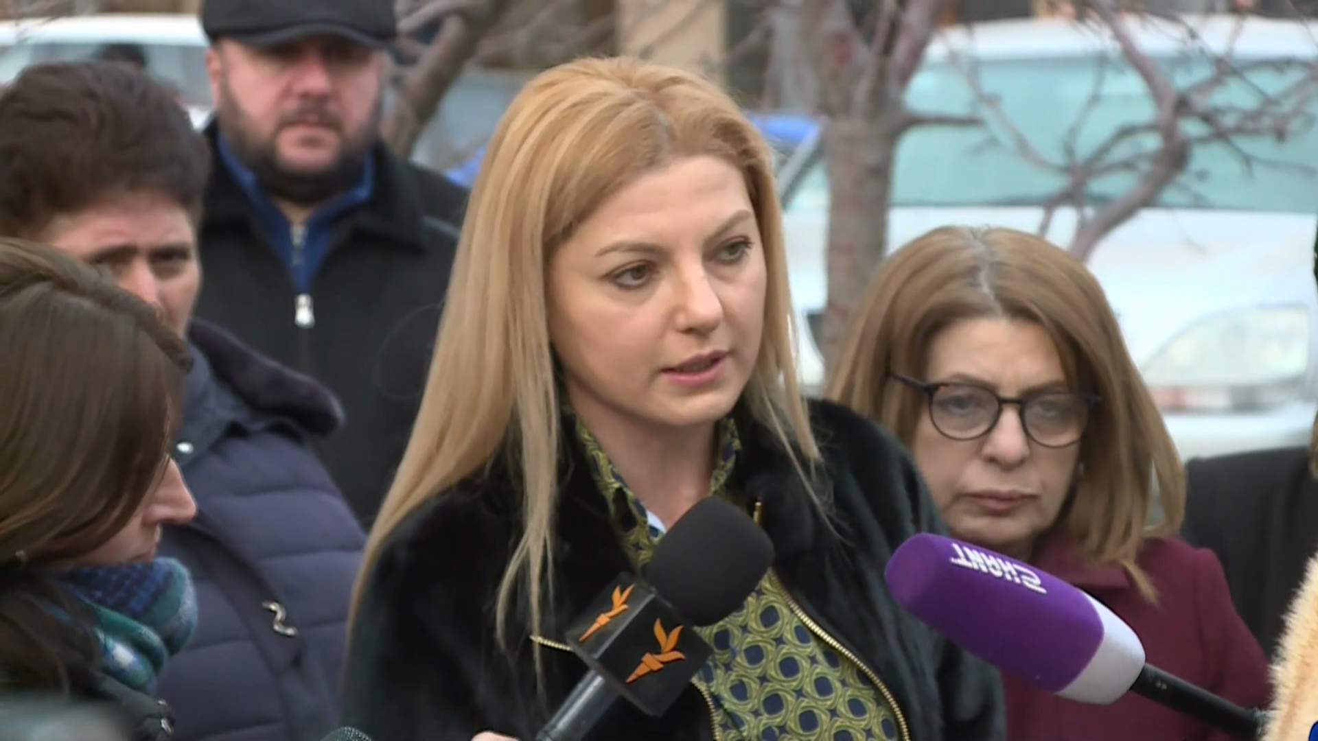Ապօրինի որդեգրումների գործերով տուժած մայրերը պահանջում են կալանավորել Ռազմիկ Աբրահամյանին