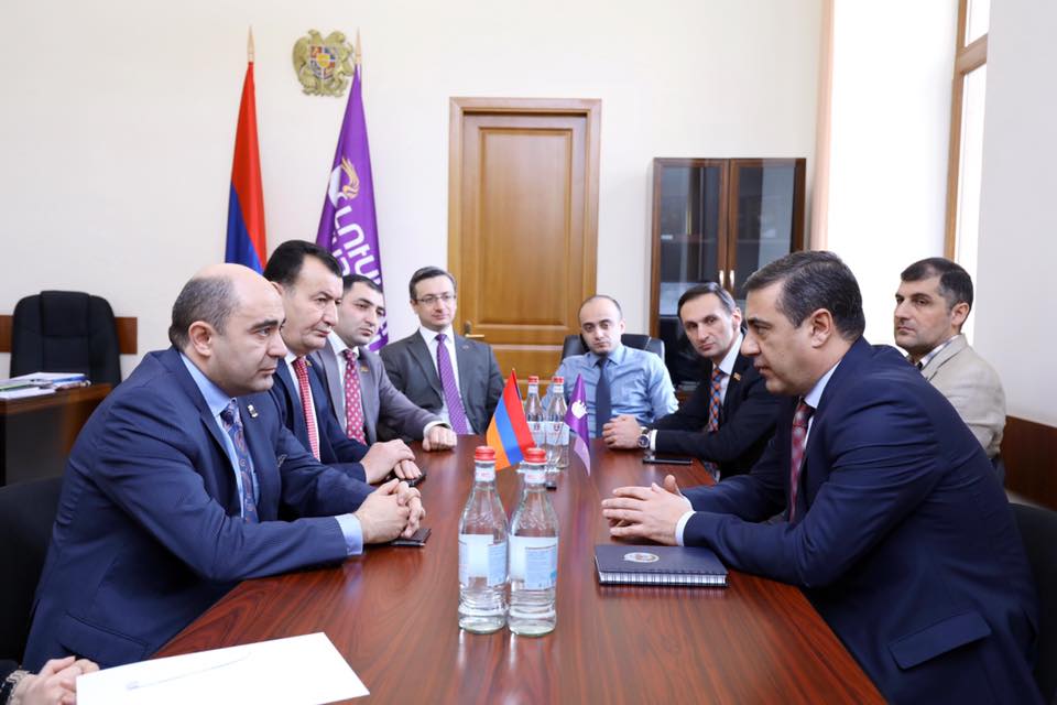 Էդուարդ Մարտիրոսյանը հանդիպել է «Լուսավոր Հայաստան»-ի պատգամավորների հետ