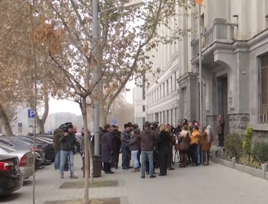Բողոքի ակցիա Դատախազության առջև. տուժած մայրերը պահանջում են կալանավորել Ռազմիկ Աբրահամյանին