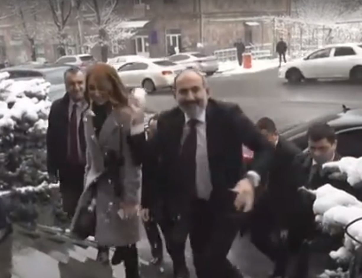 Նիկոլ Փաշինյանը ձնագնդով «խփեց» լրագրողներին