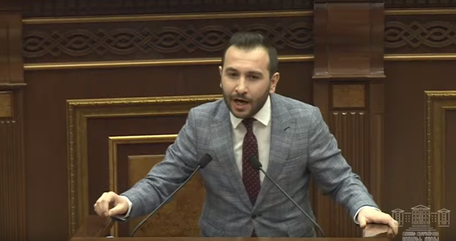 Երիկամի քար, իրավունքի ղասաբ, ծաղիկներ և շոկոլադ․.. Կոնջորյանի ելույթն ԱԺ-ում