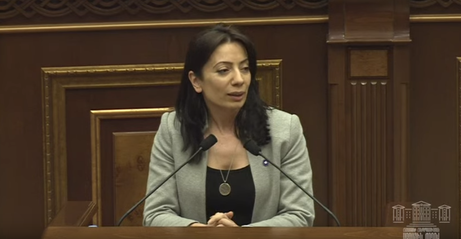 Քրիստինե Պողոսյանը ամբիոնի մոտ թաշկինակ թողեց Գևորգ Գորգիսյանի համար