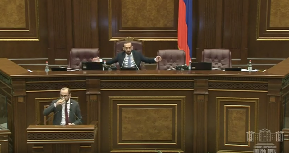 Ձեր 2 հոգանոց կարևոր քննարկումները միասնական ժխոր են ստեղծում․ Միրզոյանը՝ պատգամավորներին