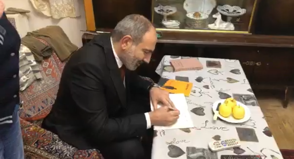 Փաշինյանը տնետուն շրջում, գիրք է նվիրում