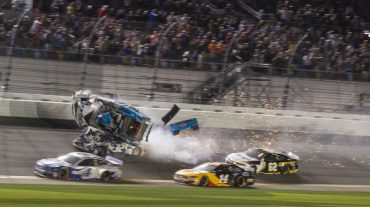 Սարսափելի վթար Roush Fenway Racing ավտոարշավի ժամանակ. մարզիկը ծանր վիճակում է