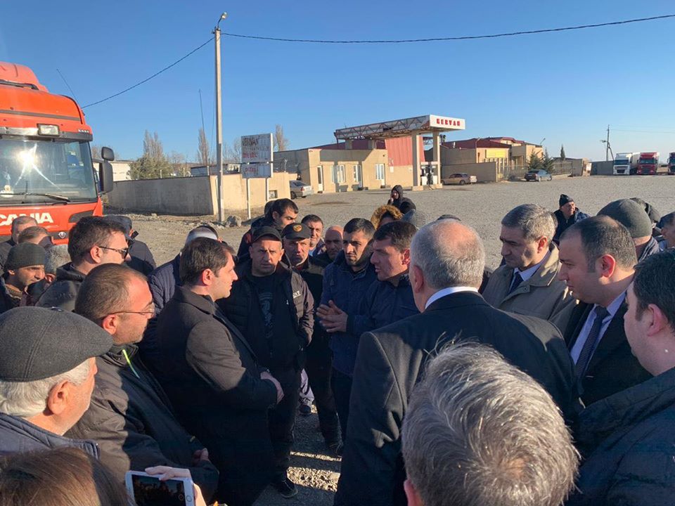 Սուրեն Պապիկյանը Վրաստանում հանդիպում է ունեցել բեռնափոխադրող ընկերությունների հայ վարորդների հետ