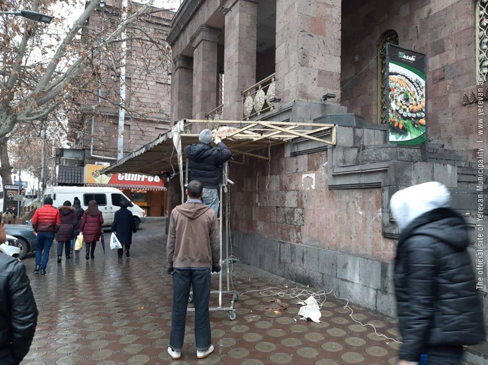 Երևանում ծաղկի տաղավար ու մետաղյա հովանոցներ են ապամոնտաժվել