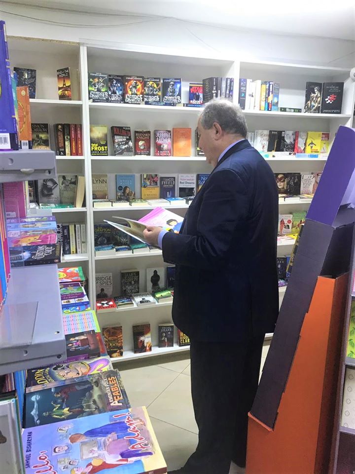 Արմեն Սարգսյանը գրքեր է նվիրել տարբեր մարզերի ավելի քան 118 երեխաների