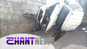 Խոշոր ավտովթար Երևանում. ավտոքարշակը բախվել է ճամփեզրի արգելապատնեշին և շրջվել