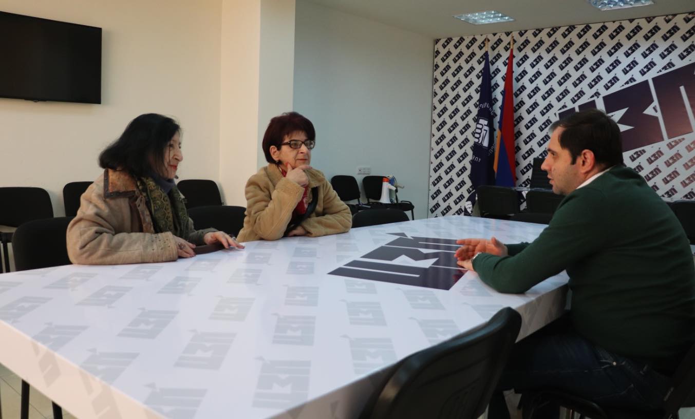 Հանդիպեցի «Այո»-ի նկարի հեղինակներից Ստեփան Նարոյանի դստեր և կնոջ հետ. Սուրեն Պապիկյան