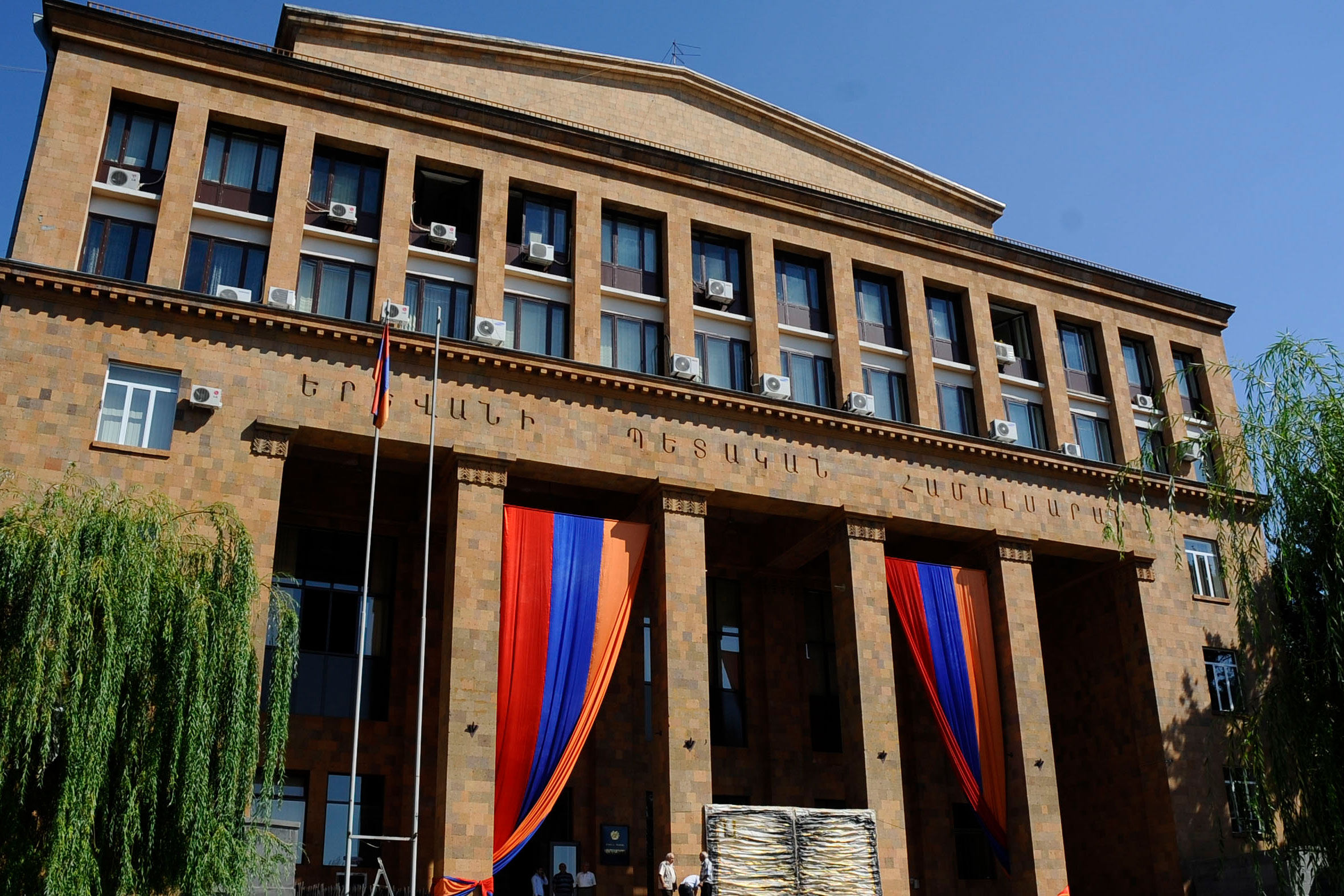 ԵՊՀ հոգաբարձուների խորհուրդը հայտարարում է մրցույթ ռեկտորի թափուր պաշտոնի համար