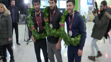 «Զվարթնոց»-ում ըմբշամարտիկներին դիմավորեցին ծափողջույններով ու փուչիկներով