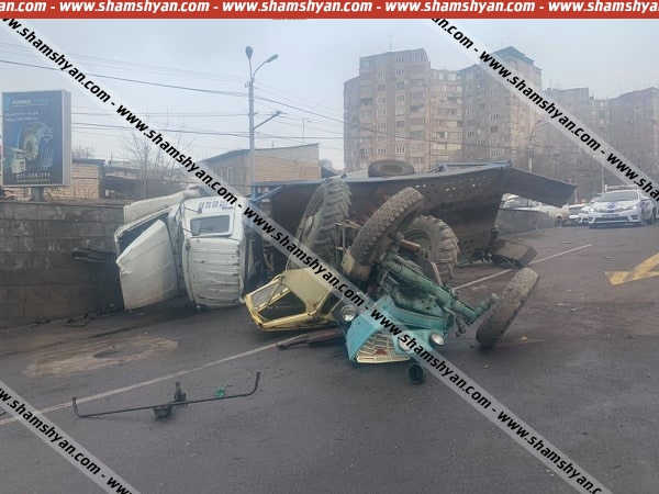 Խոշոր ավտովթար Երևանում. տրակտորով բարձված քարշակը բախվել է մի քանի ավտոմեքենայի և կողաշրջվել