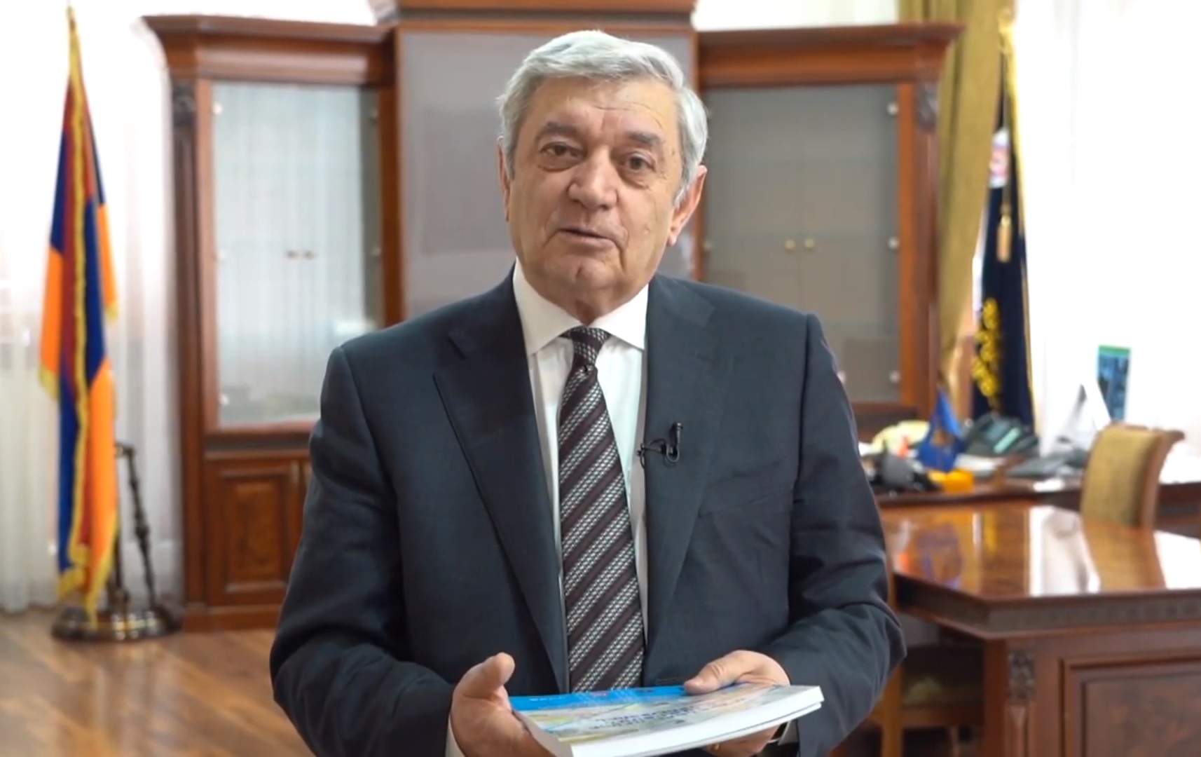 Ֆելիքս Ցոլակյանը նույնպես միանում է գիրք նվիրելու ֆլեշմոբին