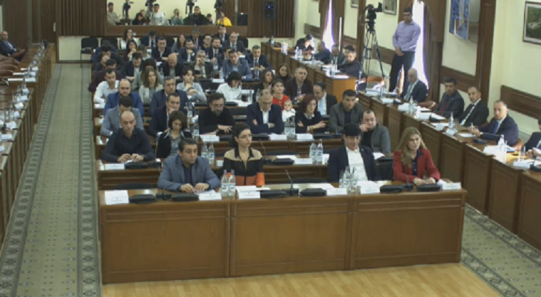 Կվերականգնվի՞ արդյոք Կարմիր կամուրջը. քննարկում ավագանու նիստում