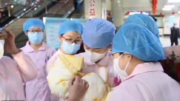 Չինաստանում մոր և նորածին երեխայի վերամիավորման տեսանյութը կարանտինից հետո հայտնվել է համացանցում