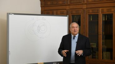 Ինչո՞ւ չեն կարող ՀՀ-ում ևս թոքերի պարզագույն արհեստական օդափոխիչներ ստեղծել. նախագահն ապագա ինժեներներից ու բժիշկներից ակնկալում է առաջարկ-լուծումներ կատարել