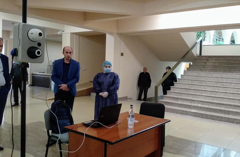 Ավագանու նիստի մասնակիցներին դիմավորում է ջերմաչափող սարքը
