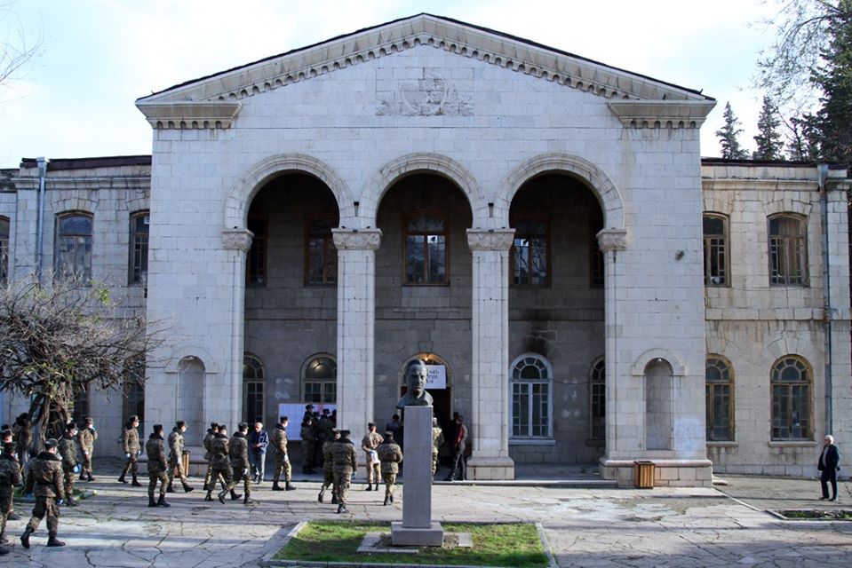 Զինծառայողներն այցելում են ընտրատեղամասեր՝ կատարելու իրենց քաղաքացիական պարտքը