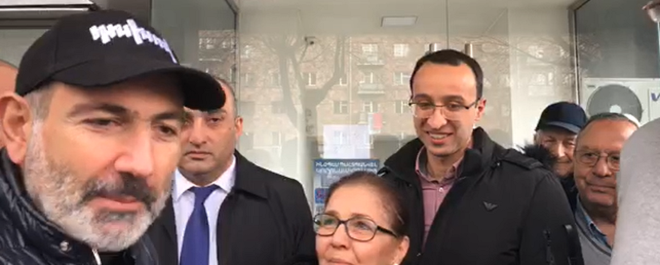 Փաշինյանն այցելում է դեղատներ