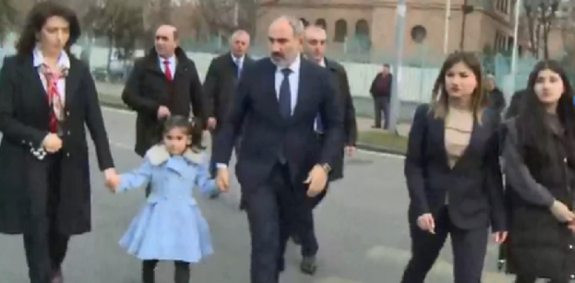 Փաշինյանն ընտանիքի հետ հարգանքի տուրք է մատուցում Մարտի 1-ի զոհերին