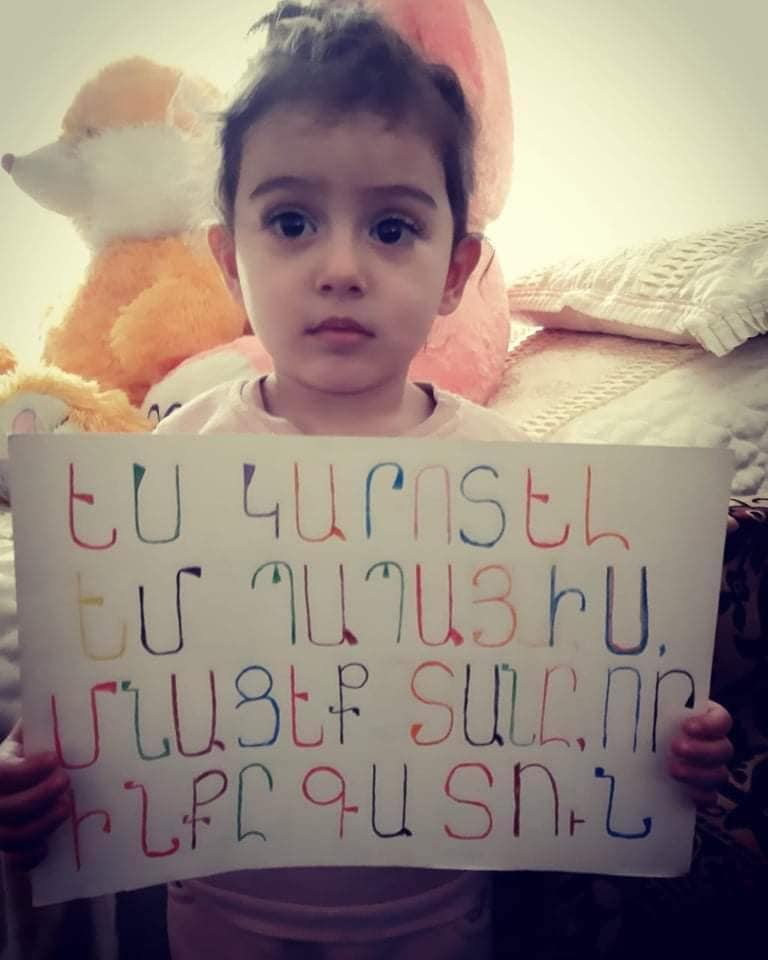 Բժիշկների երեխաները կոչ են անում մարդկանց մնալ տանը