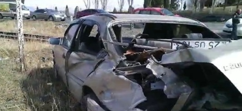 Սևանի «Հարսնաքար» ռեստորանի մոտակայքում «Mercedes»-ը բախվել է գնացքին. կա տուժած: