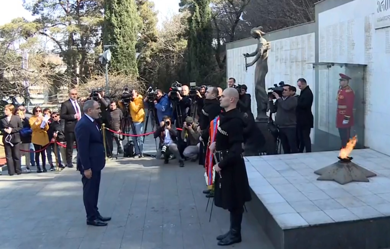 Վարչապետ Նիկոլ Փաշինյանն այցելել է Թբիլիսիի «Հերոսների» պուրակ
