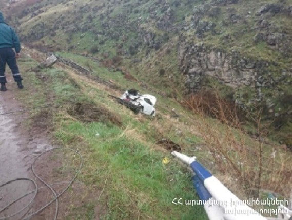 «Արծվի» արձանի մոտ մեքենան բախվել է ճամփեզրի արգելապատնեշին և սահել ձորը
