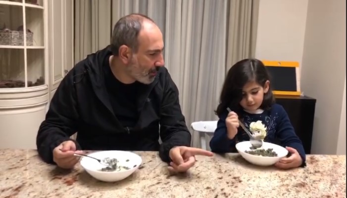 Փիփերթով ապուր՝ համեմված սխտոր-մածունով․ երեկոյան կյանքը Փաշինյանի ընտանիքում