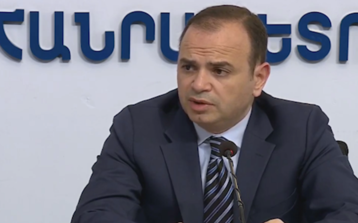 Եթե քաղաքացին Ջավախքից մեքենայով եկել է Գյումրի, ինքնաթիռո՞վ պետք է վերադառնա. հարց Սինանյանին