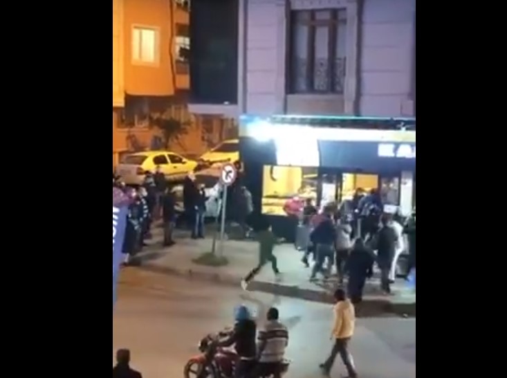 Տեսանյութ. Խուճապային իրավիճակ Ստամբուլի թաղամասերում. Մթերային խանութների մոտ զանգվածային ծեծկռտուք է սկսվել