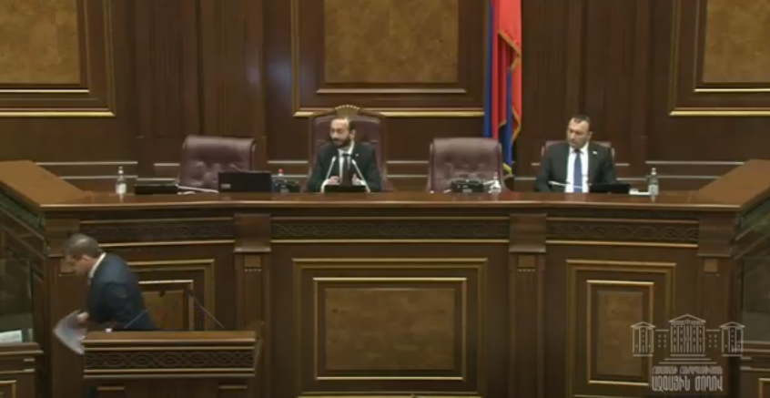 Խմբակցության անունից կարող եք ելույթ ունենալ․ Միրզոյանը կատակով դիմեց Բաբաջանյանին