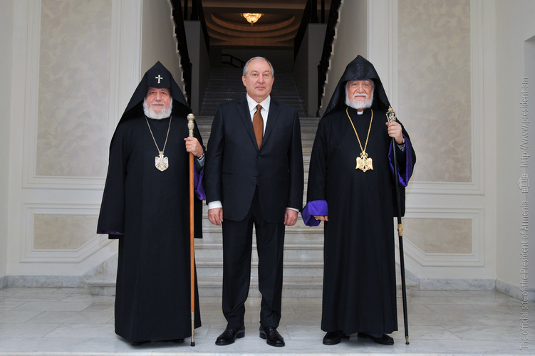 Նախագահը շնորհավորական ուղերձներ է հղել Գարեգին Բ և Արամ Ա կաթողիկոսներին