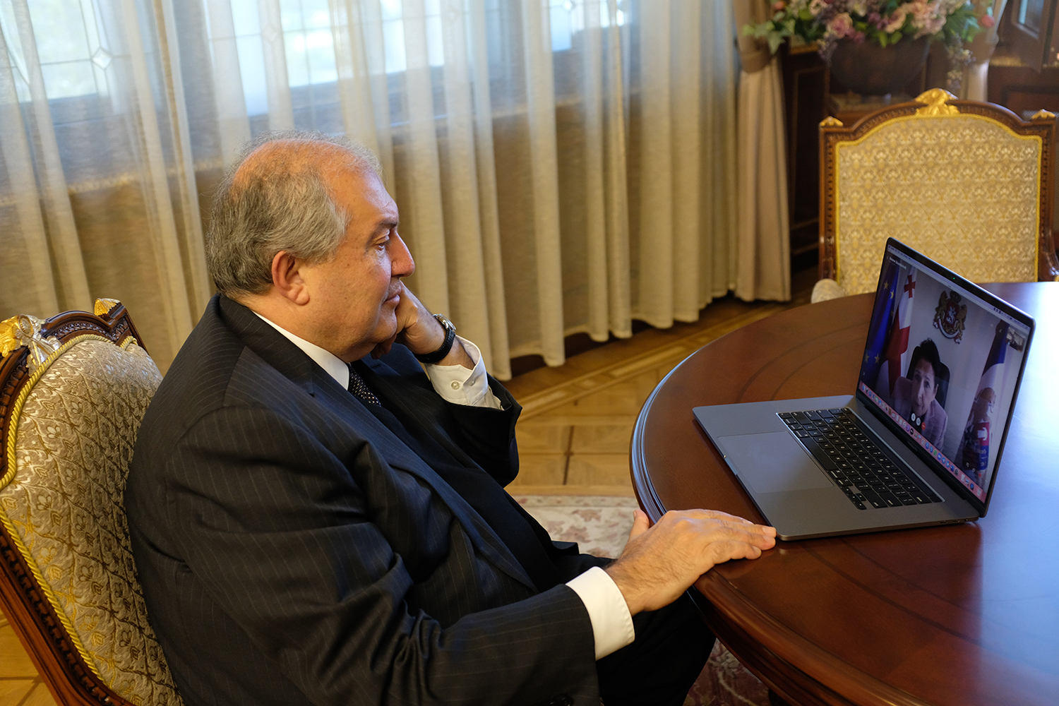 Հայաստանի և Վրաստանի նախագահները խոսել են երկու երկրներում կորոնավիրուսի համավարակի հետևանքները հաղթահարելուն ուղղված միջոցառումների մասին