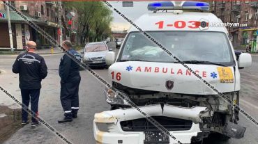 Երևանում ծայրահեղ ծանր հիվանդին հիվանդանոց տեղափոխող շտապօգնության ավտոմեքենան վթարի է ենթարկվել