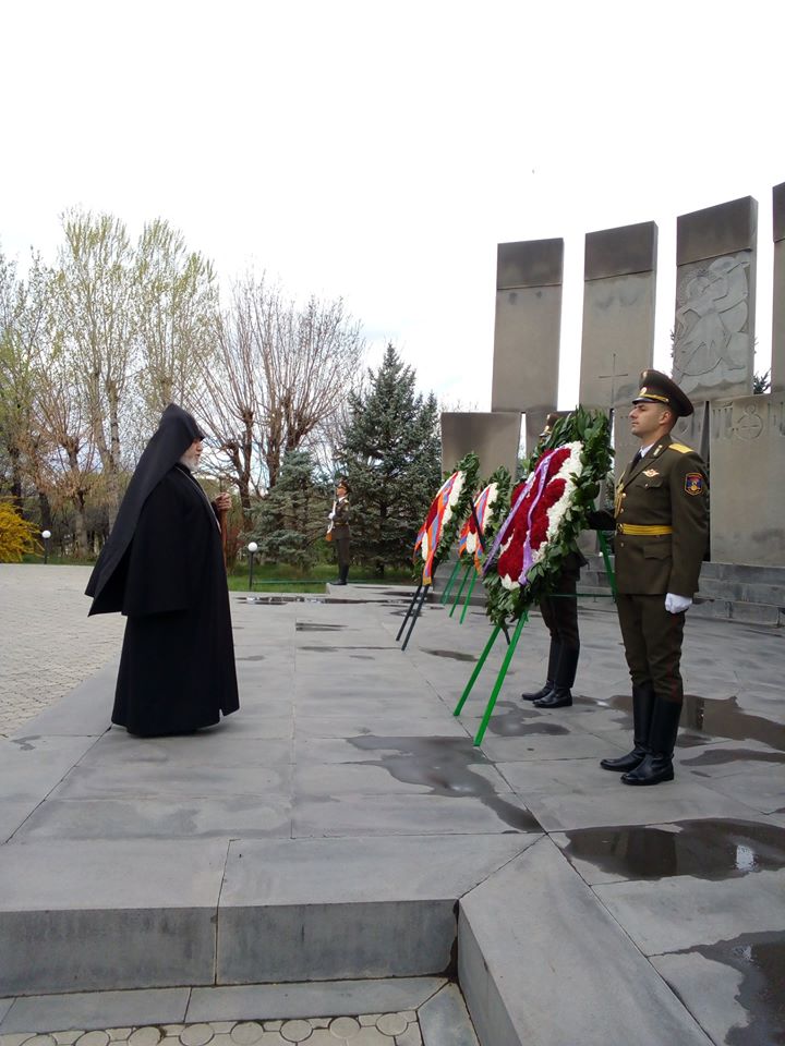 Կաթողիկոսն այցելել է «Եռաբլուր» զինվորական պանթեոն