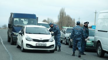 Հրազդանի մուտքի մոտ տեղակայված է ոստիկանական հսկիչ պահակակետ