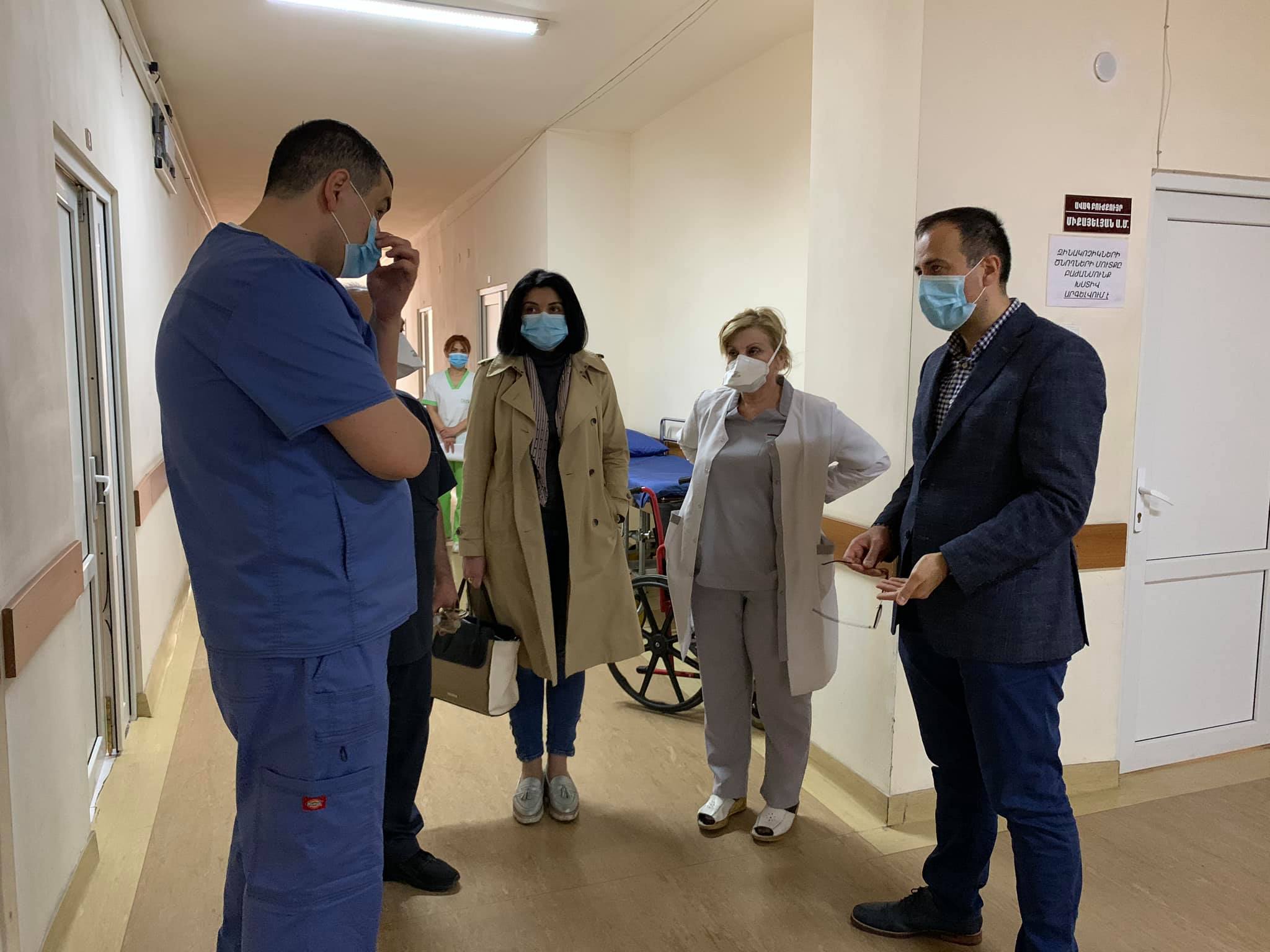 Արսեն Թորոսյանն այցելում է ԲԿ-ներ՝ ծանոթանալու կորոնավիրուսային հիվանդությամբ հաստատված պացիենտների բուժօգնության կազմակերպմանը և պայմաններին